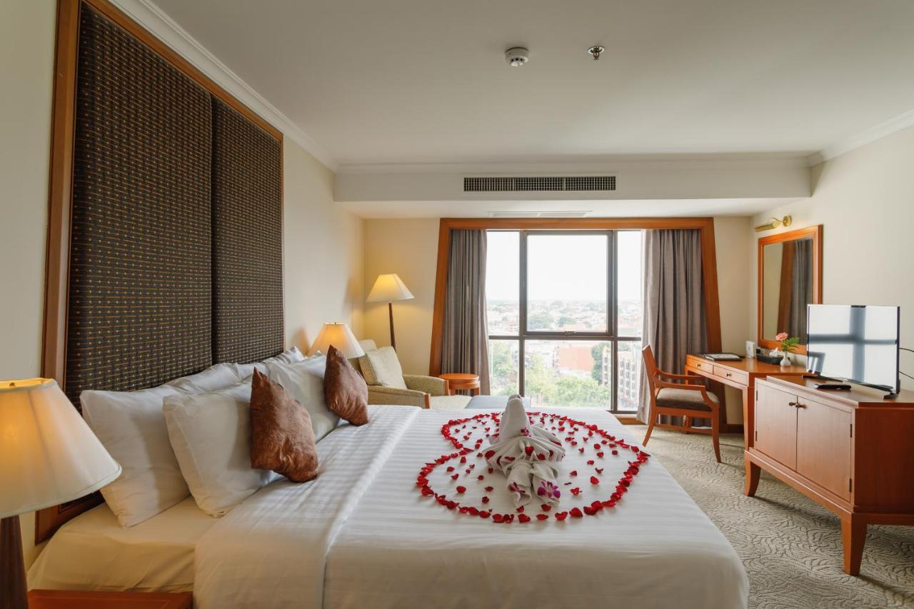 Amora Thapae Hotel Чиангмай Экстерьер фото